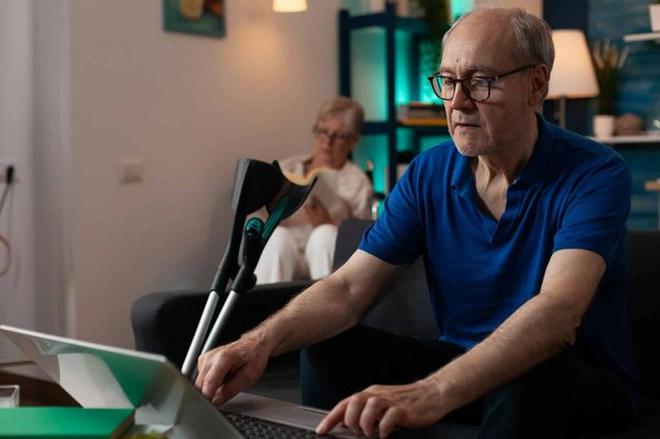 Quels étirements sont essentiels pour éviter les blessures en escalade de bloc?